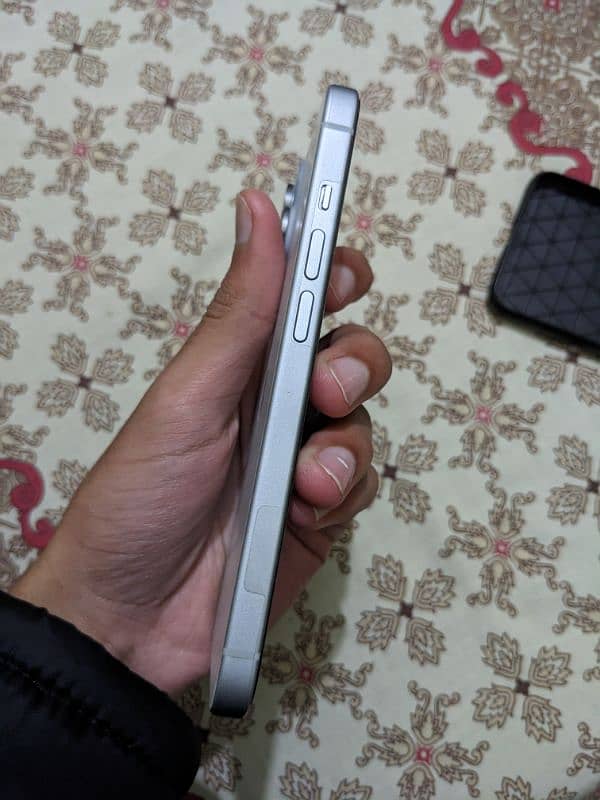 Iphone 15 128 Gb storage 10/10 condition 6