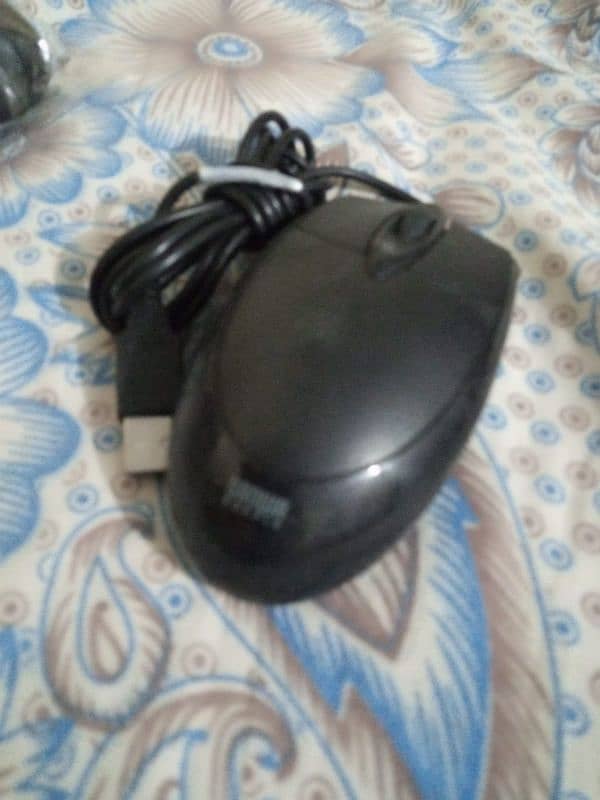 i am salling used like new branded mouse in cheap price 8