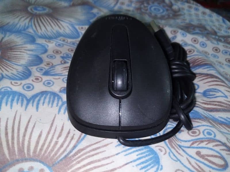 i am salling used like new branded mouse in cheap price 9