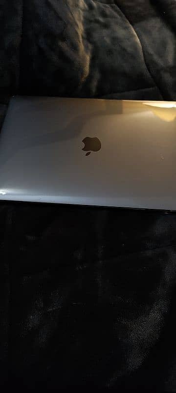 Macbook Pro M2 2022, 13 inches 1