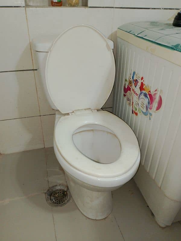 Toilet with flash tank 1