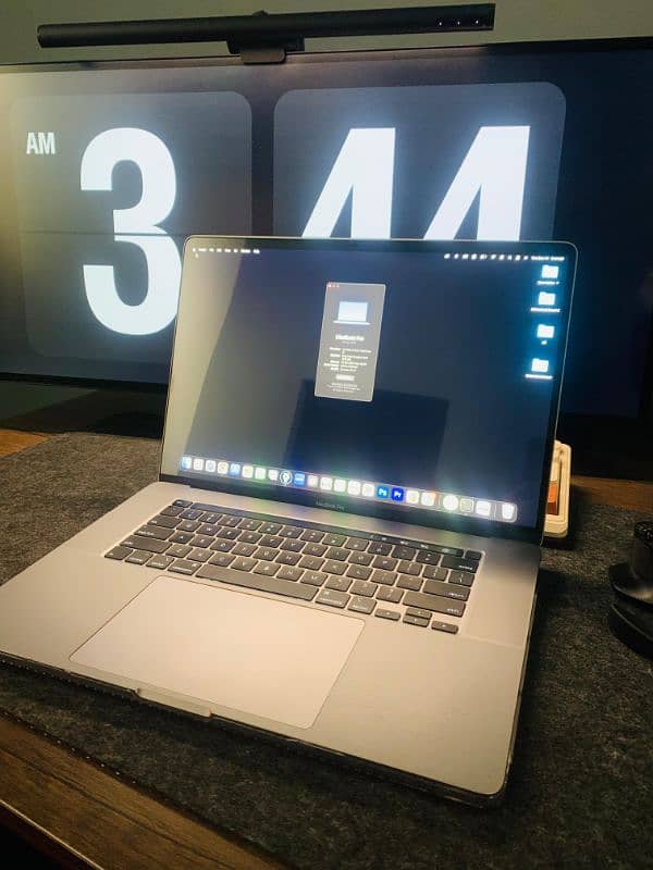 Macbook Pro 16" Touchbar 2019 8gb Graphics Like New 2