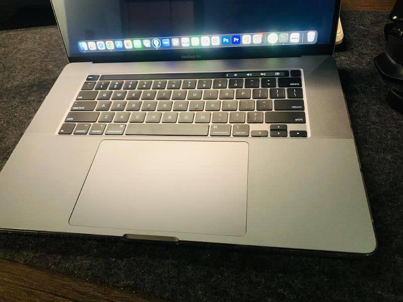 Macbook Pro 16" Touchbar 2019 8gb Graphics Like New 3