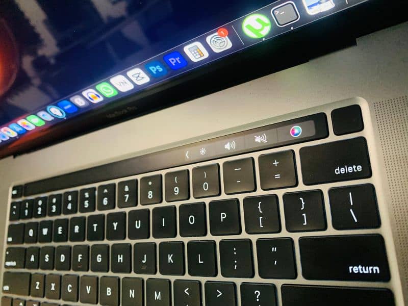 Macbook Pro 16" Touchbar 2019 8gb Graphics Like New 4