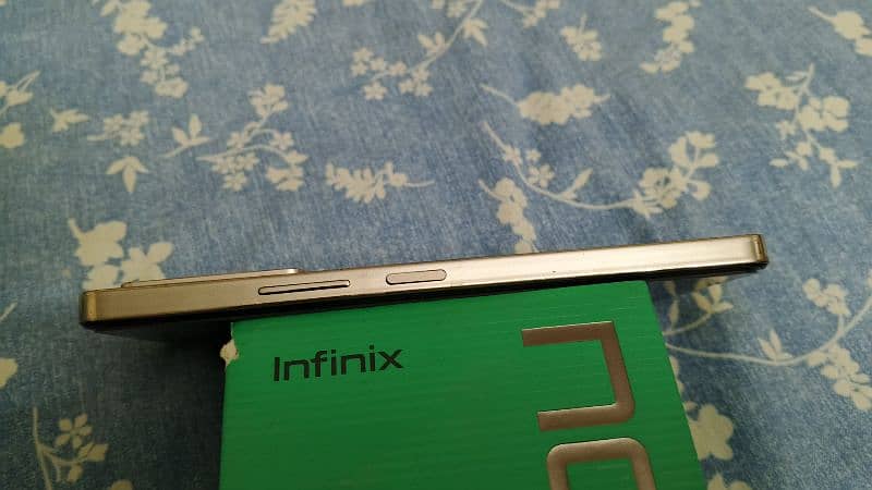 infinix note 30 pro 8+8/256 gb gold 2