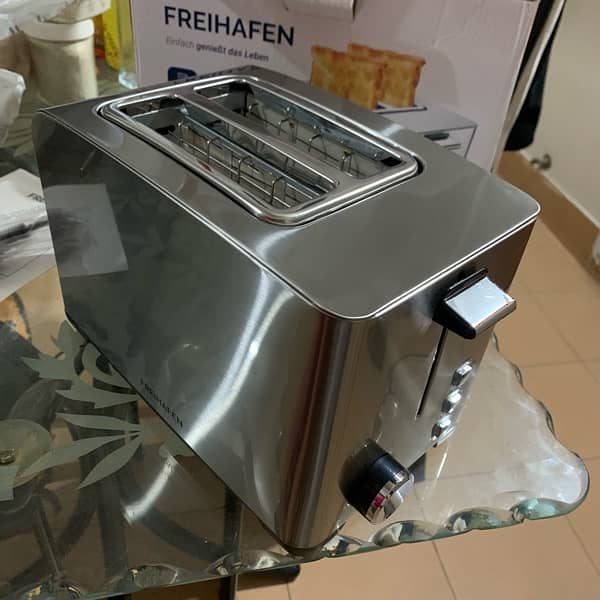 New Toaster for urgent sale Freihafen 800W Toaster 0