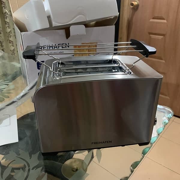 New Toaster for urgent sale Freihafen 800W Toaster 1