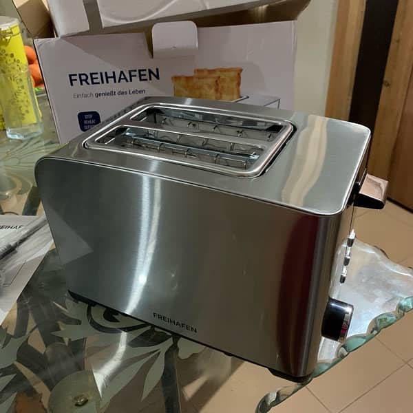 New Toaster for urgent sale Freihafen 800W Toaster 2