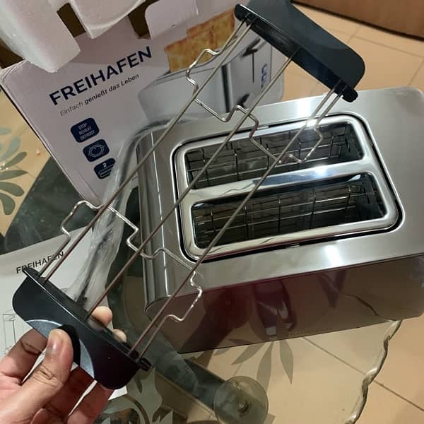 New Toaster for urgent sale Freihafen 800W Toaster 11