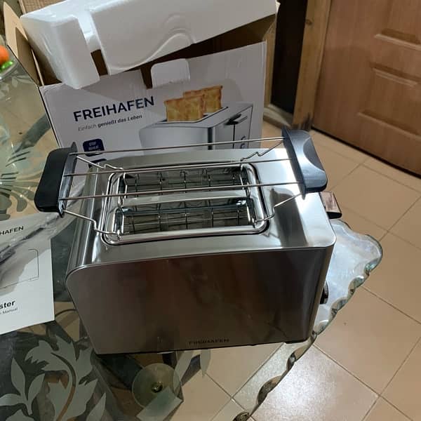 New Toaster for urgent sale Freihafen 800W Toaster 12