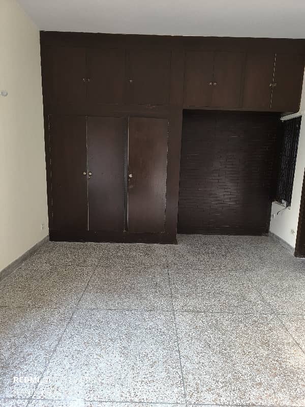 3 beds & tv lounge & kitchen upper portion available for rent in G9 3