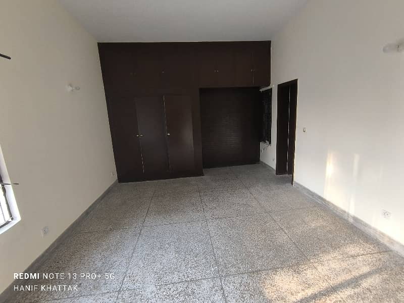 3 beds & tv lounge & kitchen upper portion available for rent in G9 5