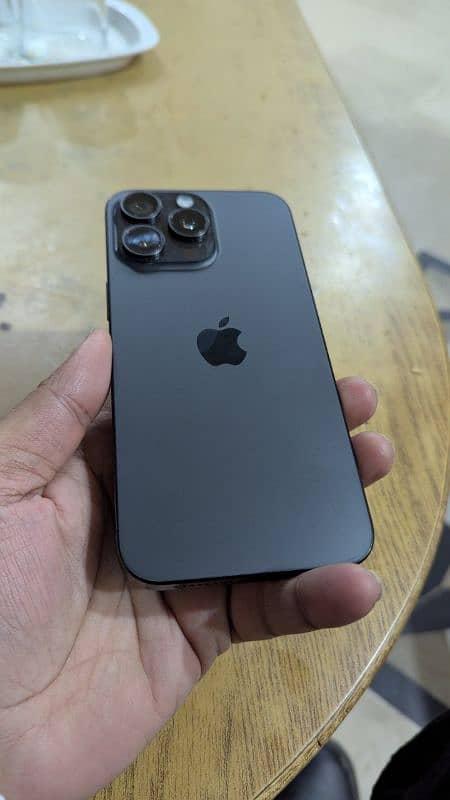 Apple iPhone 15 Pro Max 4