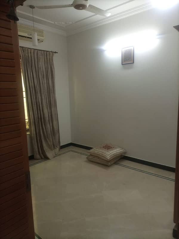 10marla 6beds DD TV lounge kitchen attached baths neat clean house for rent in G 13 1 islamabad 2