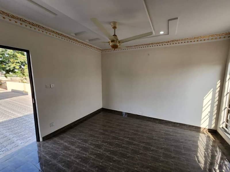 BRAND NEW 10 MARLA FULL HOUSE AVALIABLE FOR RENT SECTOR B BLOCK TAKBEER SHAHEEN BAHRIA TOWN LAHORE 17