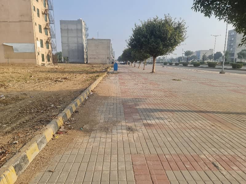 Commercial Plaza 5.33 Marla For Sale Basement 3 Offices and 6 apartments Phase 2 New Lahore City 2