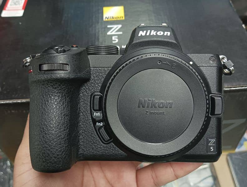 Nikon z5 mirrorless DSLR camera with original box charger strap 0