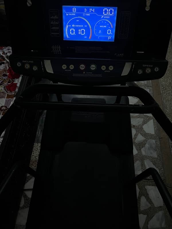 Star Trac Genuine Treadmill. 4