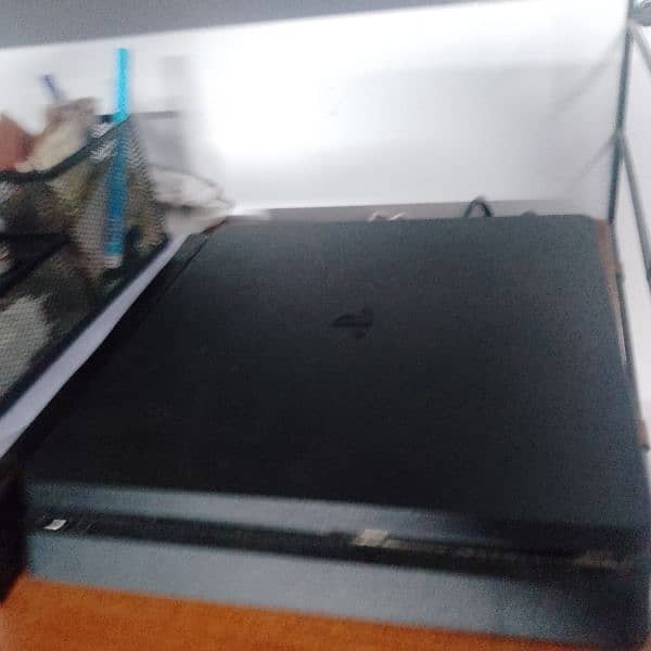 PS4 SLIM 1 TB WITH BOX AND ORIGINAL CONTROLLER 0