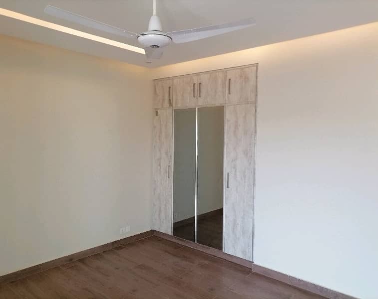 10 Marla Flat In Askari 11 - Sector D Is Available For rent 4