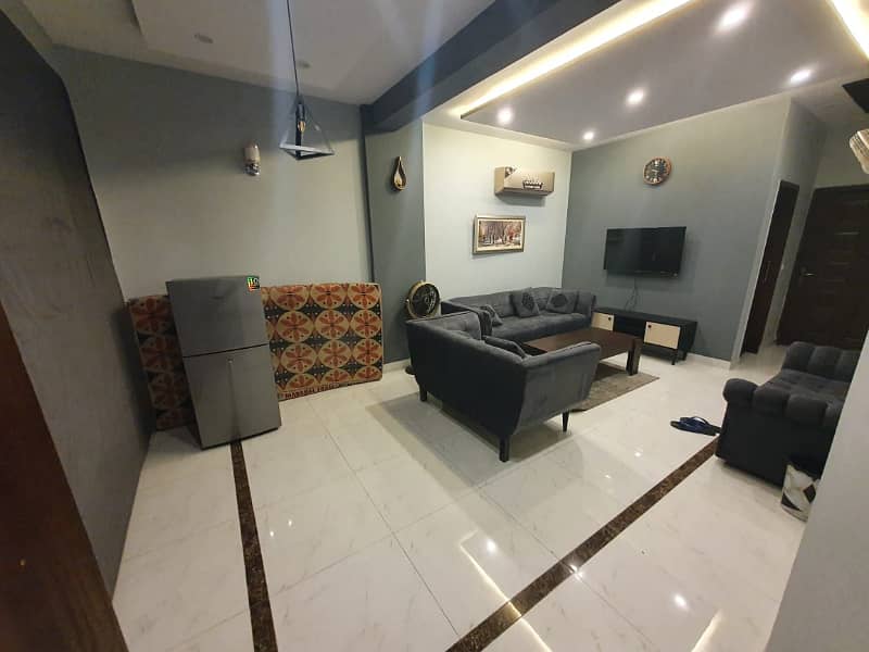 ONE BEDROOM FURNISHED DAILY BASIS APPARTMENT FOR RENT IN BAHRIA TOWN FACING EFFEIL TOWER 1