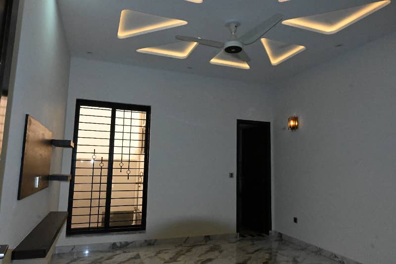 10 Marla Brand New House For Sale In Bahria Town Lahore 7