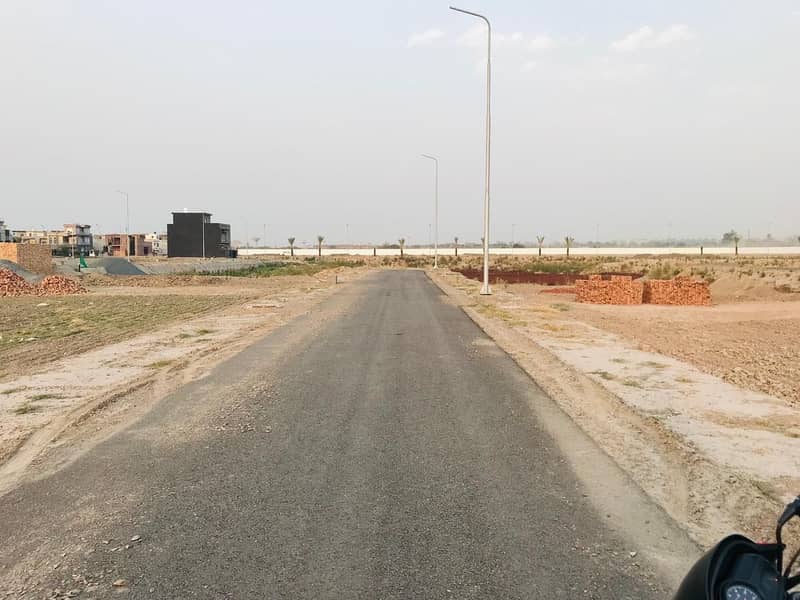 10 Marla Residential Plot Available. For Sale In Park View City Lahore 10