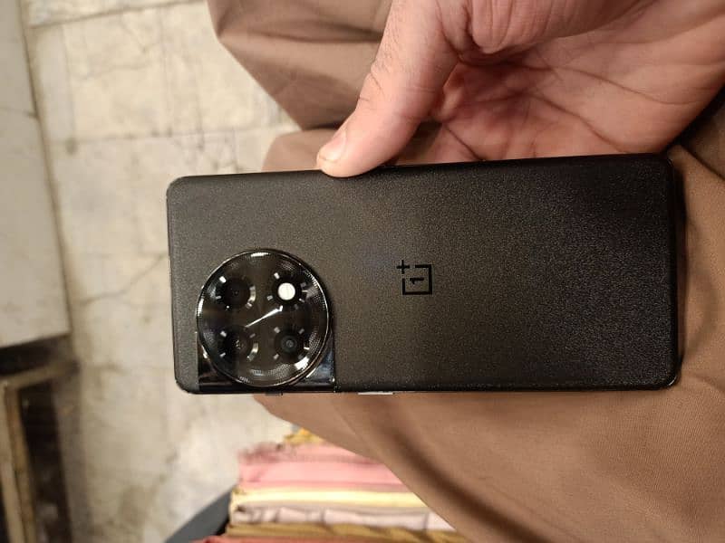 one plus 11R condition saf hai 16/256 0