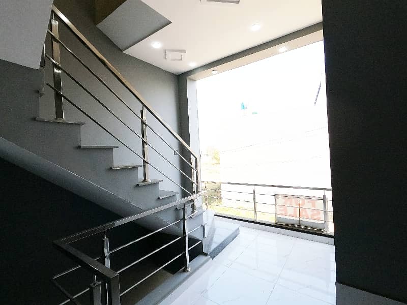 OUTSTANDING 5 MARLA BRAND NEW CORNER HOUSE FOR SALE IN NASHEMAN IQBAL PHASE2 B2 28