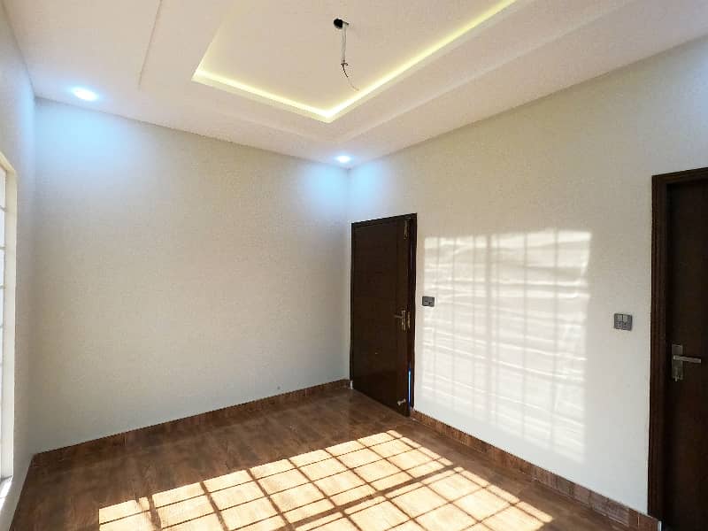 OUTSTANDING 5 MARLA BRAND NEW CORNER HOUSE FOR SALE IN NASHEMAN IQBAL PHASE2 B2 31