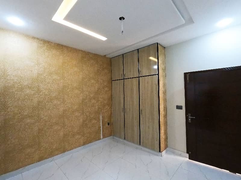 OUTSTANDING 5 MARLA BRAND NEW CORNER HOUSE FOR SALE IN NASHEMAN IQBAL PHASE2 B2 39