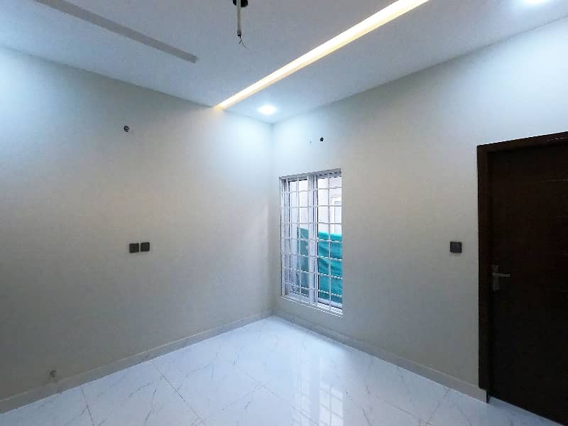 OUTSTANDING 5 MARLA BRAND NEW CORNER HOUSE FOR SALE IN NASHEMAN IQBAL PHASE2 B2 40