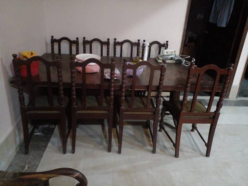 dining table full size with 8 chairs for sale in v reason able price 4