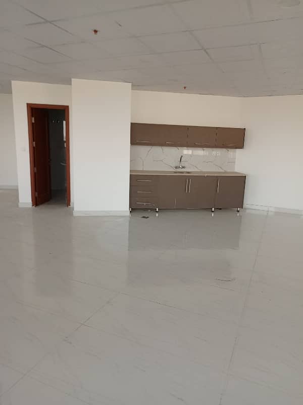 Gulberg 1350 Sqft Brand new Office is available for Rent. 8