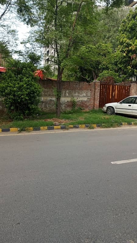 Gulberg 2 Kanal Commercial Plot Is Available For Sale. 4