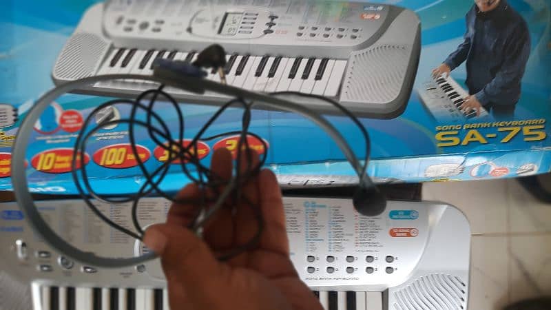 Casio SA 75 with head mic 4