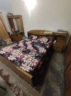 Complete bed set with dressing and 2 sides along with computer table