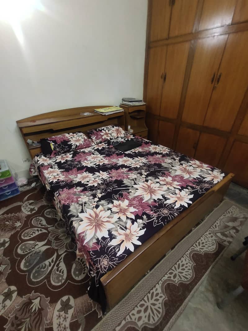 Complete bed set with dressing and 2 sides along with computer table 1