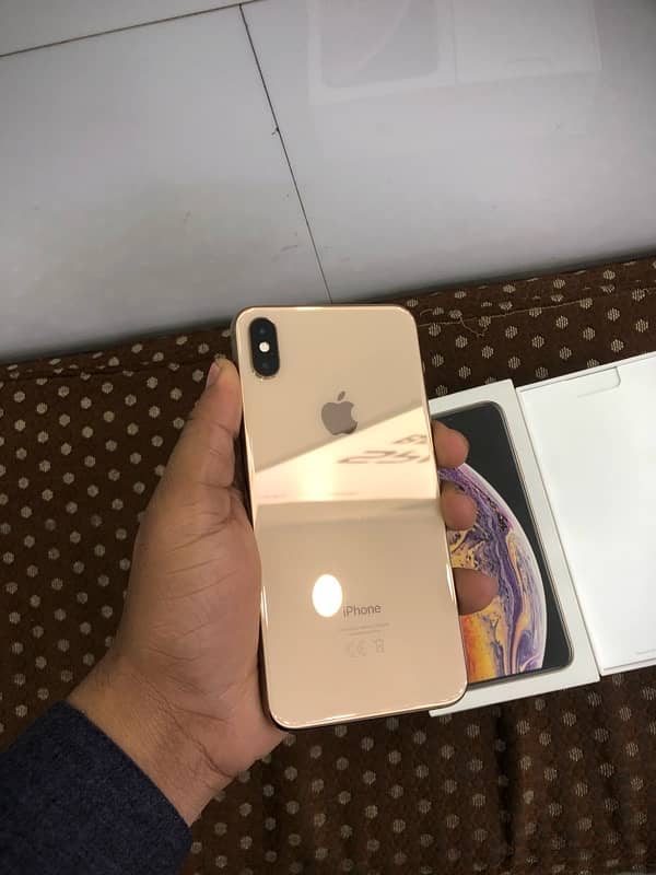 i phone xs max 10/10 condition home use 64gb 78health waterpack golden 0