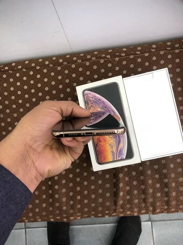 i phone xs max 10/10 condition home use 64gb 78health waterpack golden 4