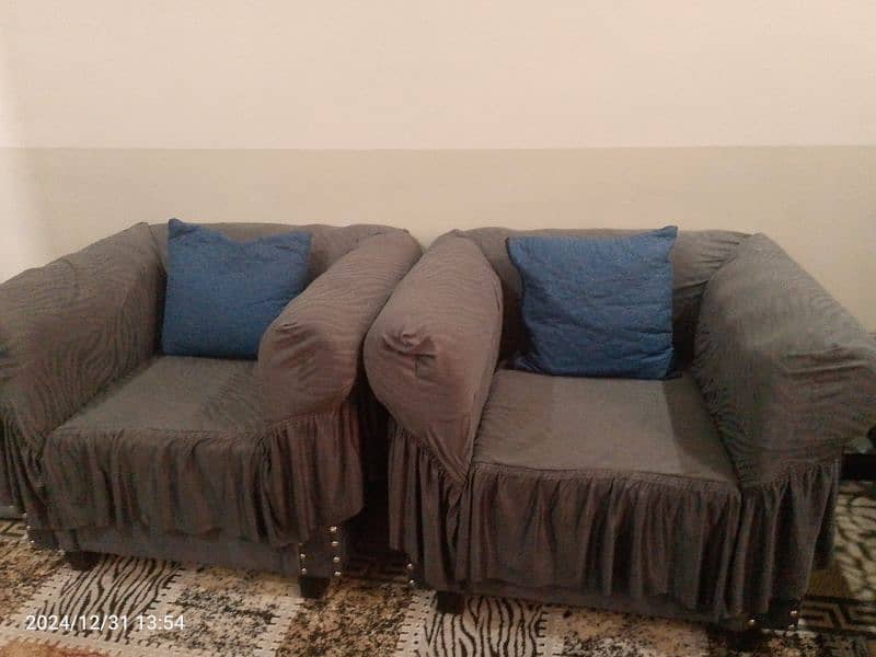 7 seater sofa with tablee 0