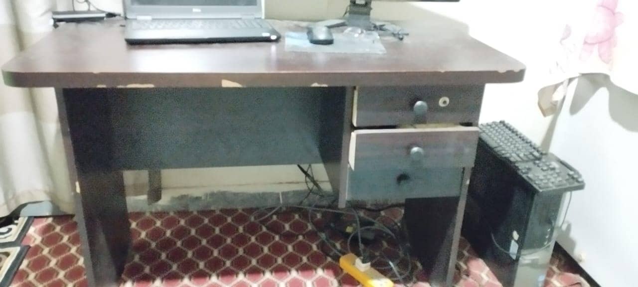 Beautiful Computer Table for Sale 0