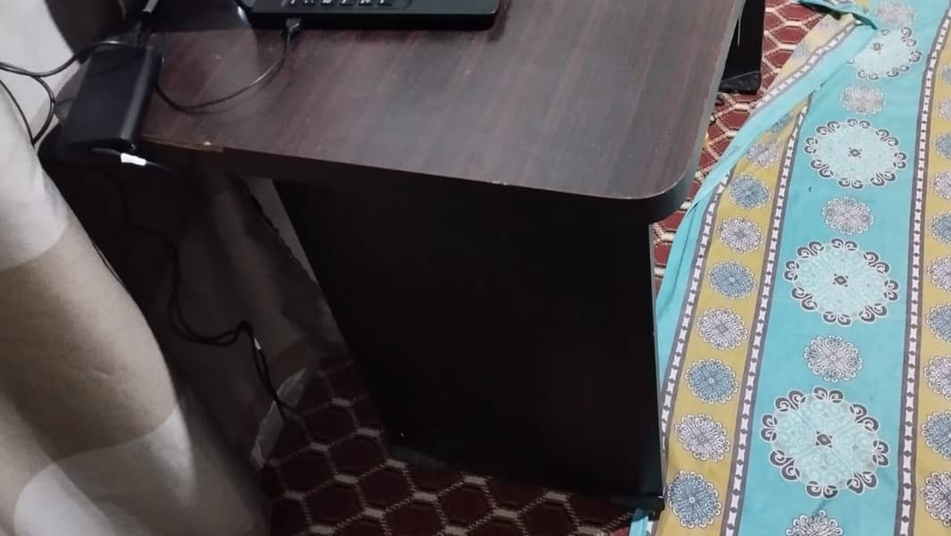 Beautiful Computer Table for Sale 3