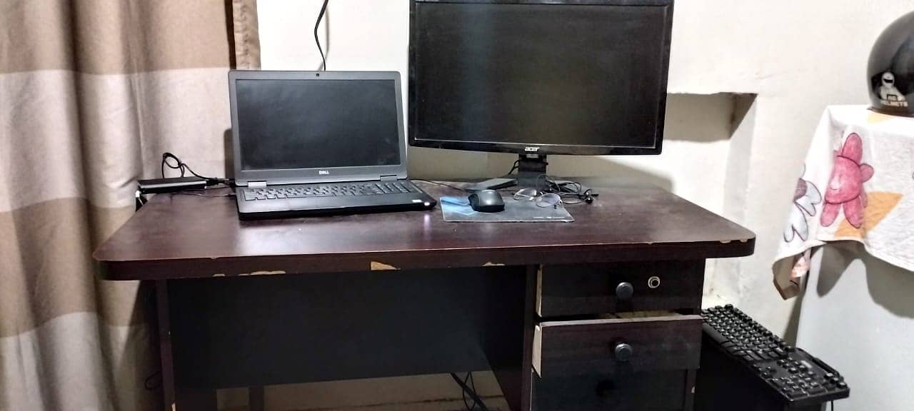 Beautiful Computer Table for Sale 7