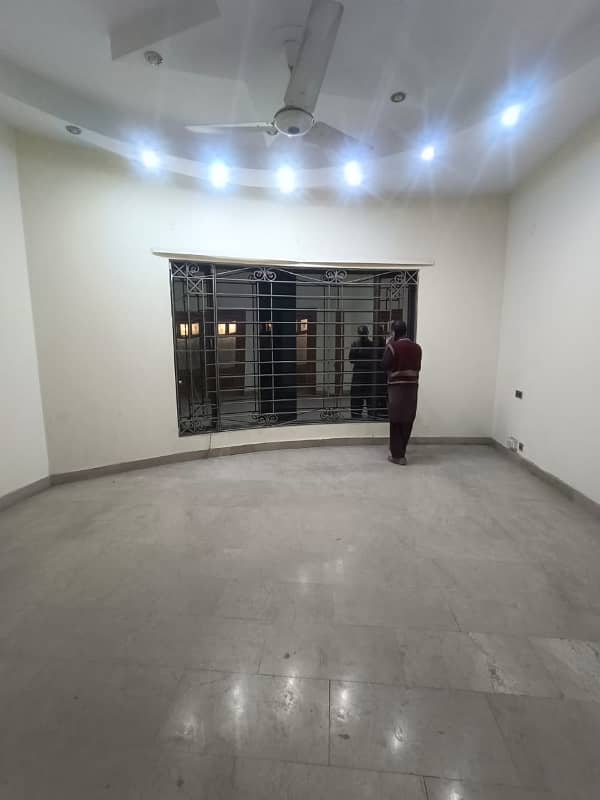 Vip portion for rent location main chaklala scheme 3 2bed tv lounge drawing room dayning room kichan 3bath Pani bijli gass sab available car porch sepce available 2