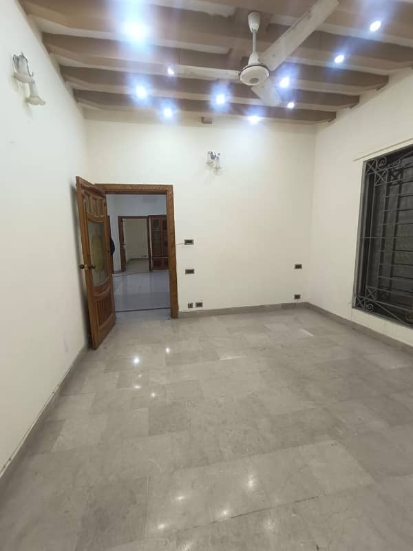 Vip portion for rent location main chaklala scheme 3 2bed tv lounge drawing room dayning room kichan 3bath Pani bijli gass sab available car porch sepce available 3