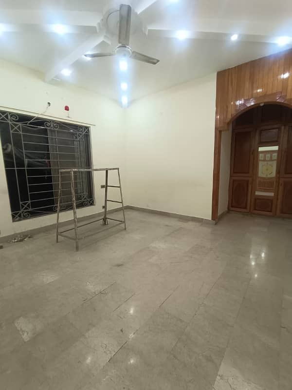 Vip portion for rent location main chaklala scheme 3 2bed tv lounge drawing room dayning room kichan 3bath Pani bijli gass sab available car porch sepce available 4