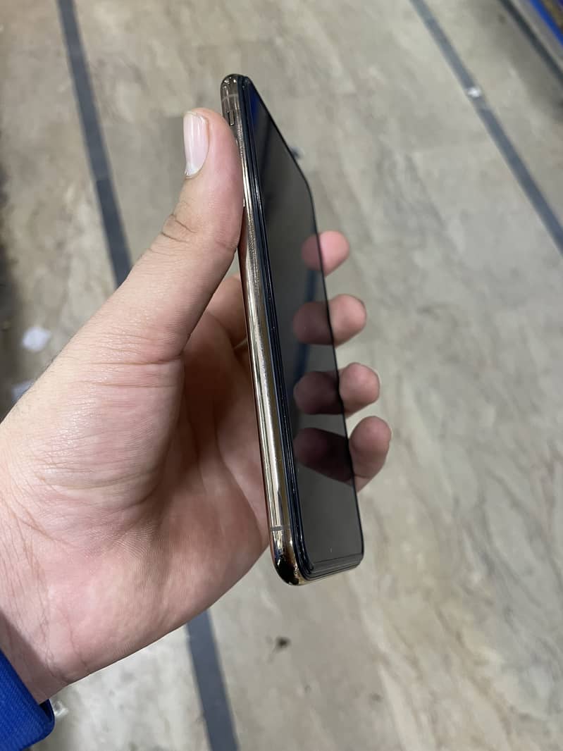 Apple iPhone XS Max 3