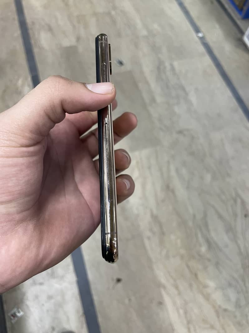 Apple iPhone XS Max 7