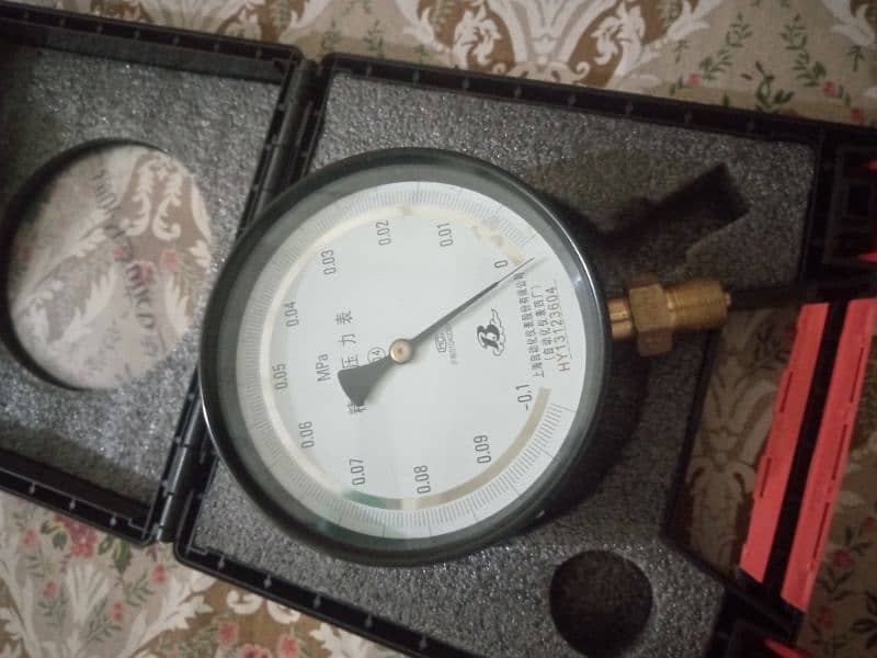 Pressure gauge 4